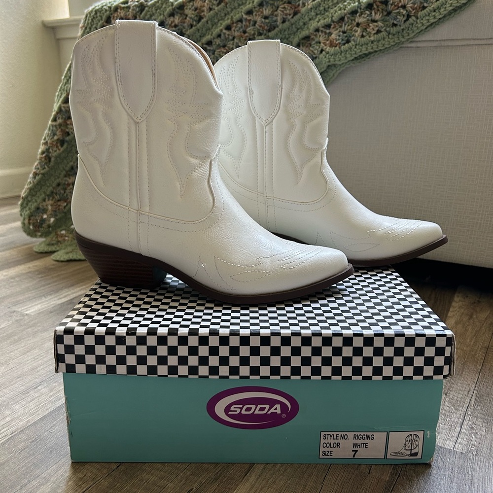 SODA Rigging White Cowboy Boot Short